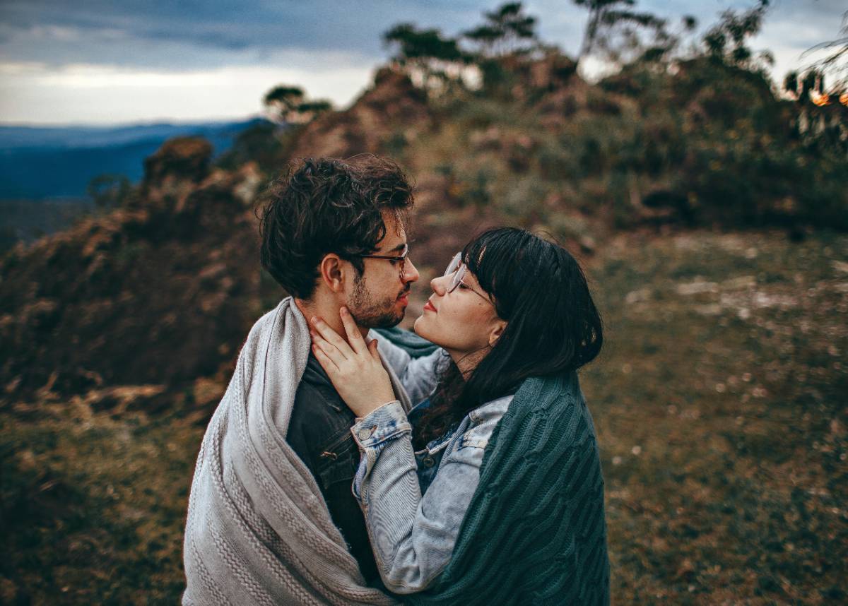 Slow Dating vs. Fast-Paced Hookups: Which One Leads to Lasting Love?